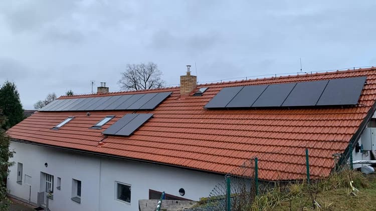 Montáž fotovoltaických panelů v Babicích - Říčany